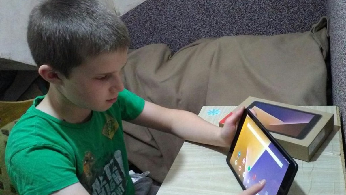 Nu toți părinții copiilor care fac cursuri online primesc concediu plătit ca să-i supravegheze acasă