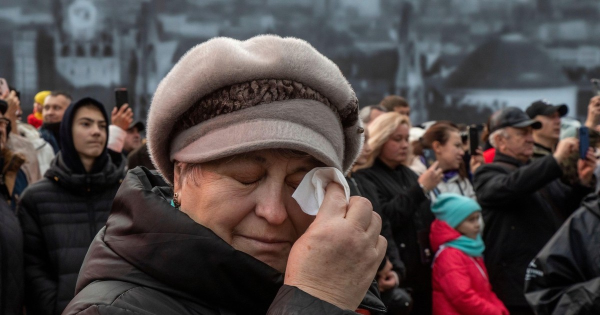 Moscova, Rusia. 5 noiembrie 2023. O femeie își șterge lacrimile în timpul unui spectacol patriotic la un muzeu în aer liber din Piața Roșie din Moscova; care marca cea de-a 82-a aniversare a paradei istorice din Piața Roșie din 7 noiembrie 1941