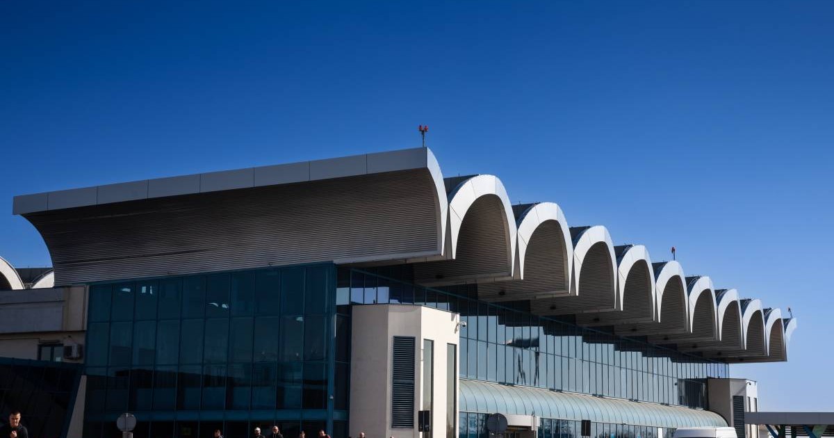 Intrarea de la Sosiri la Aeroportul Internațional Henri Coandă București