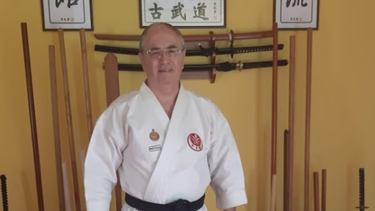 Vasile Manea îmbrăcat în costum de karate