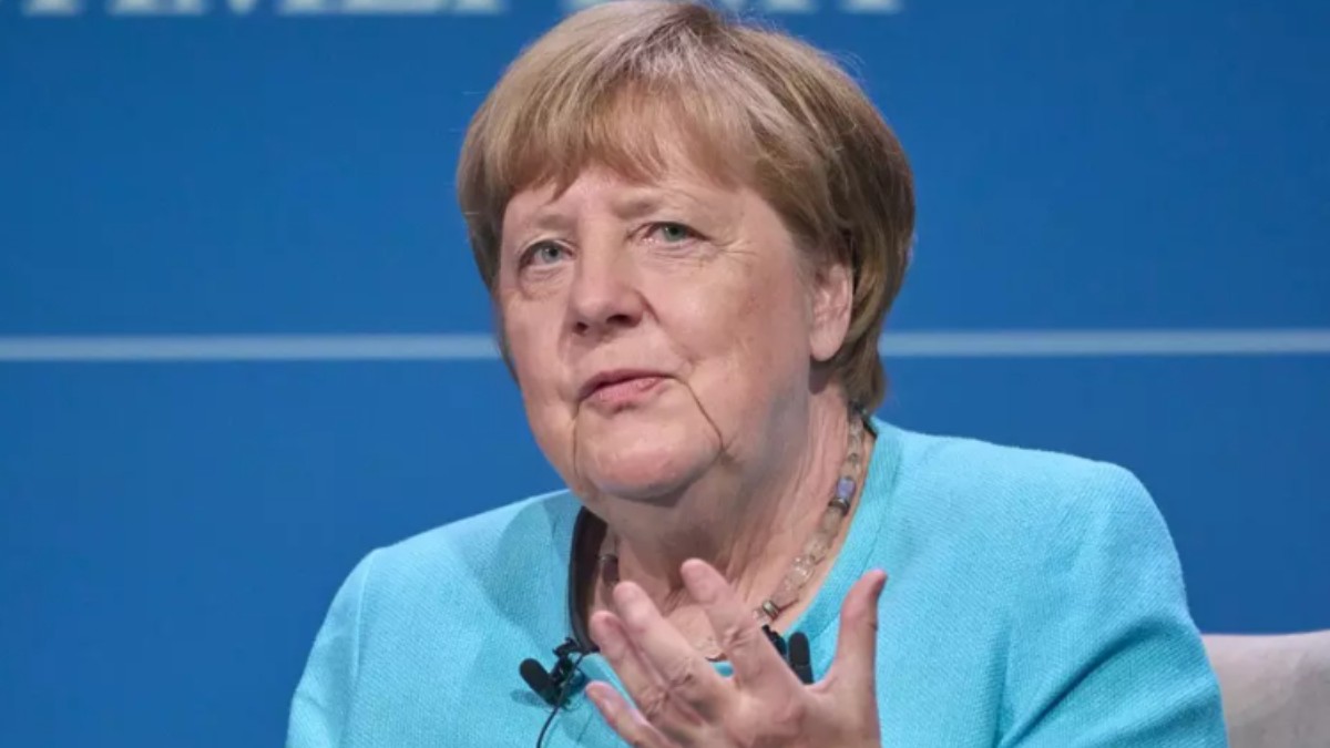 Angela Merkel într-un costum albastru în timp ce vorbește
