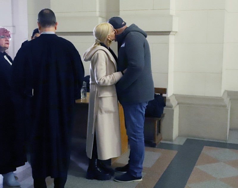 Laura Vicol și soțul ei, Vladimir Ciorbă, îmbrățișați chiar înainte să fie urcați în dubă și duși în arest, după ce au fost arestați preventiv