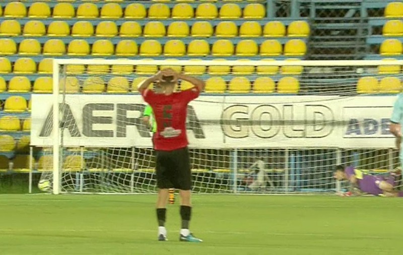 UPDATE. Reacția fotbalistului. S-a supărat că echipa lui a marcat! Dan Bucșă, de la Concordia, și-a pus mâinile în cap și a înjurat după un gol al formației sale!