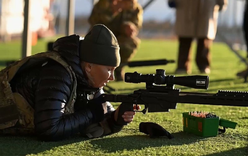 O femeie este cea mai bună lunetistă dintre guvernatorii lui Vladimir Putin: „Trebuie să fim gata să luăm arma în mâini ca să apărăm patria”