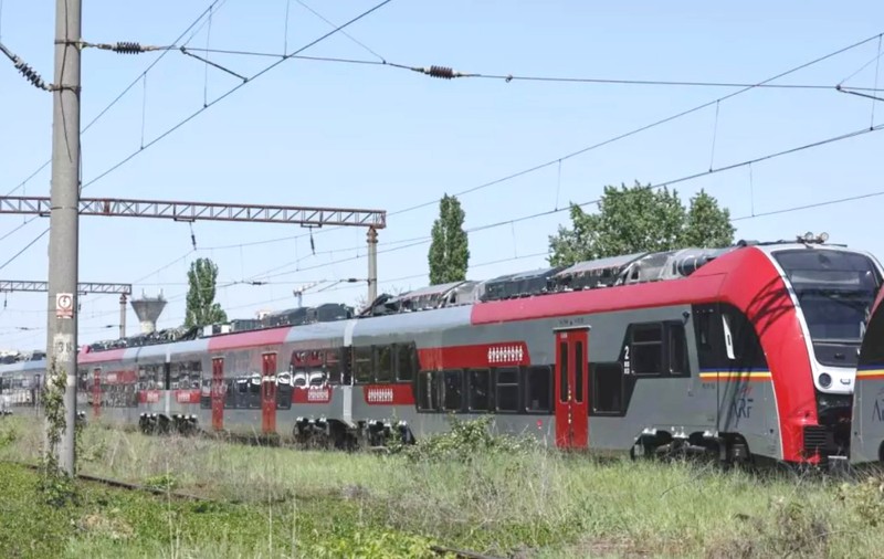 Noul tren PESA a ajuns la Brașov cu o întârziere de o oră și fără aer condiționat: „Groaznic, să se desființeze acest tip de tren”