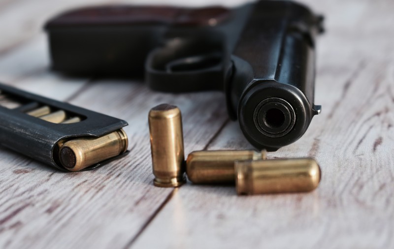 Un pistol, 20 de cartușe și bijuterii, furate dintr-o casă din Ilfov. Poliția îi caută pe hoți