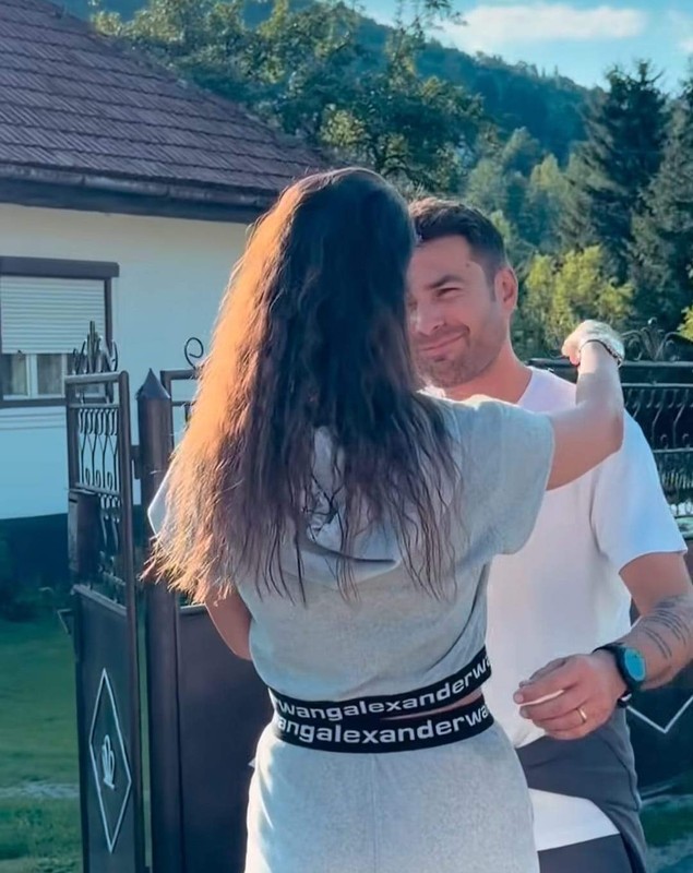 Gestul făcut de Andrian Mutu în plină stradă, pentru soția lui. Ce i-a dăruit Sandrei în fața tuturor. „Viața trăită simplu, doar după instinct!”