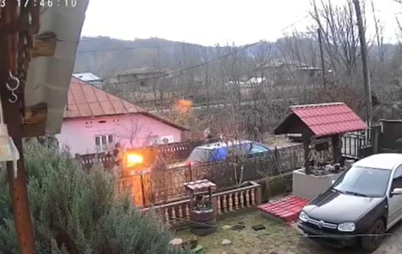 Mai mulți tineri din Vâlcea i-au dat foc unui bărbat. Fiica victimei: Li s-a părut amuzant | VIDEO