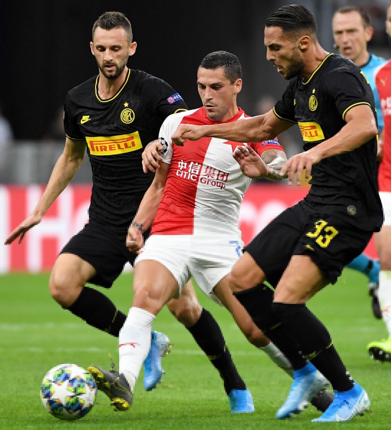 Nicolae Stanciu (centru) este titular la Slavia Praga / FOTO: EPA
