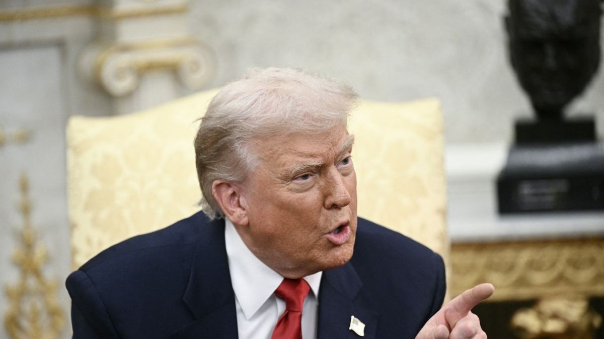 Donald Trump arată cu degetul în timp ce vorbește într-o conferință de presă la Casa Albă, 18 noiembrie 2025