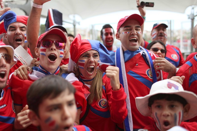 Fanii naţionalei Costa Rica sunt optimişti că favoriţii lor se vor califica în semifinale FOTO: EPA