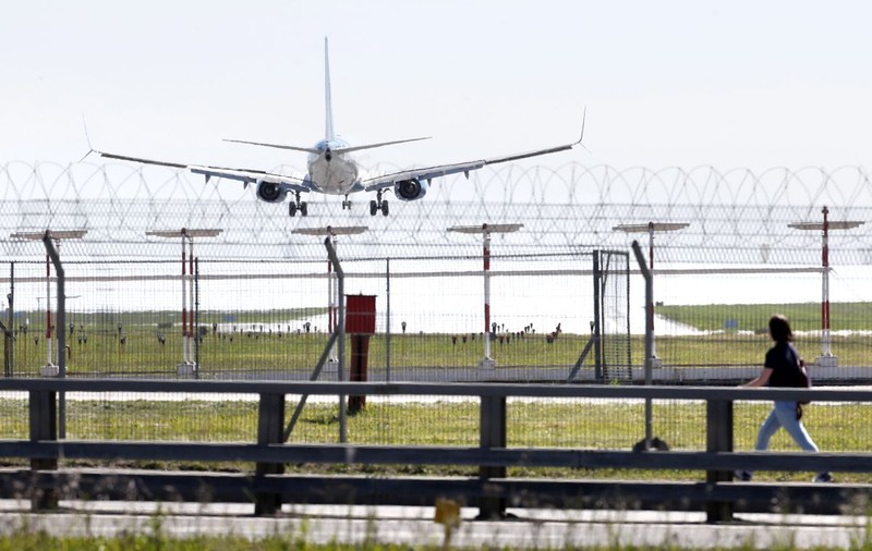 Moscova îi împiedică pe piloții ruși rămași șomeri în urma sancțiunilor să își găsească noi locuri de muncă în străinătate
