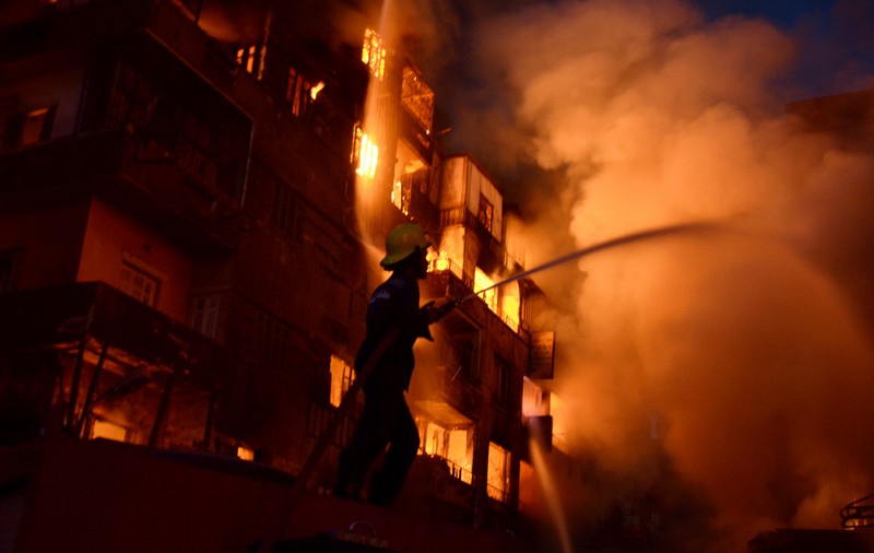 UPDATE | Incendiu de proporții în Cairo. Cel puțin 81 de oameni, printre care și pompieri, au fost răniți