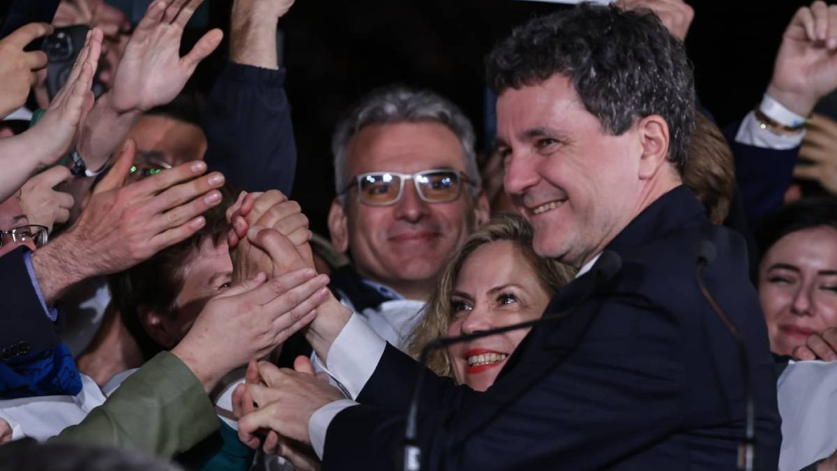 Nicușor Dan, duminică seara, după ce au apărut rezultatele Exit Poll, dând mâna cu alegătorii și susținătorii care s-au strâns la sediul său de campanie din București.