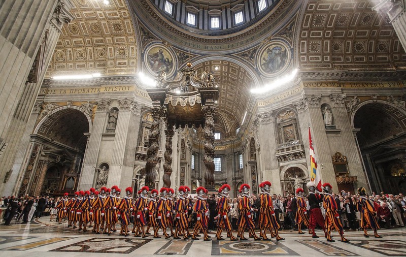 Garda Elvețiană de la Vatican își schimbă uniforma și vor purta căști dotate cu echipament hi-tech