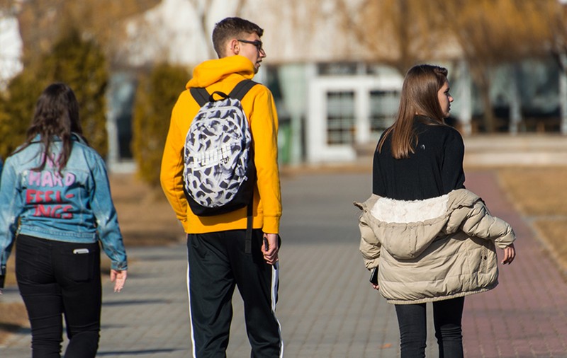 Copiii noștri părăsesc școala ca să se angajeze într-un număr dublu față de media europeană, iar primăriile continuă să le dea burse infime!