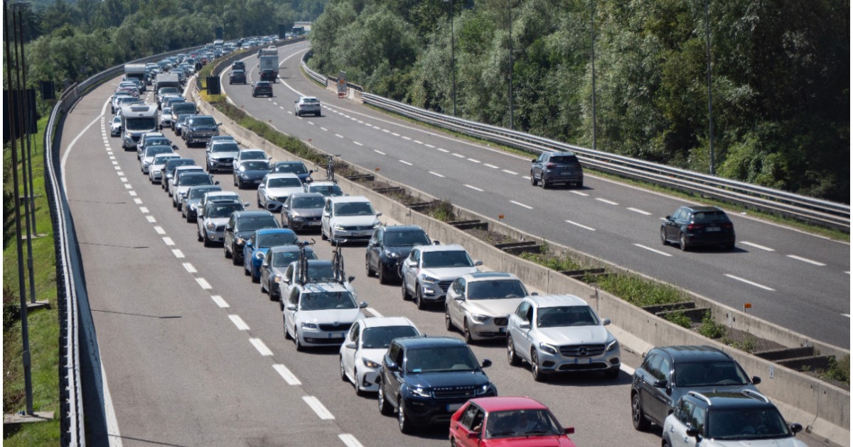 coadă de mașini pe două benzi de circulație, pe o autostradă
