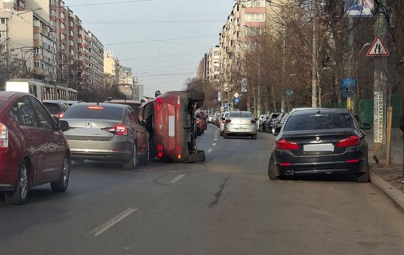 Accident cu șase mașini implicate în zona Spitalului Colentina din București: un autoturism s-a răsturnat, iar o femeie a ajuns la spital