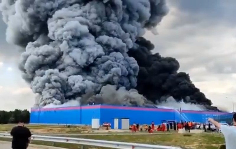 Incendiu de proporții la „Amazonul Rusiei”. O persoană a murit, 13 au fost rănite și au ars 40.000 de metri pătrați