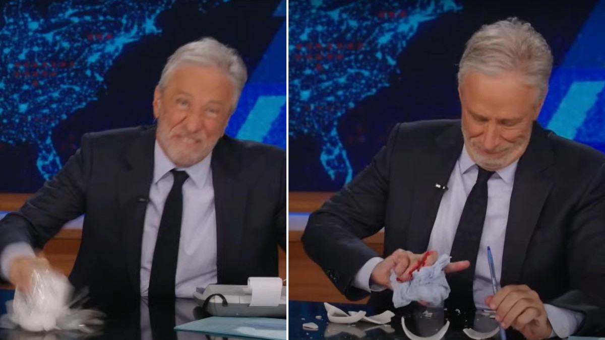 Prezentatorul emisiunii Daily Show din SUA s-a tăiat la mână în timpul unui monolog, 24 februarie 2025