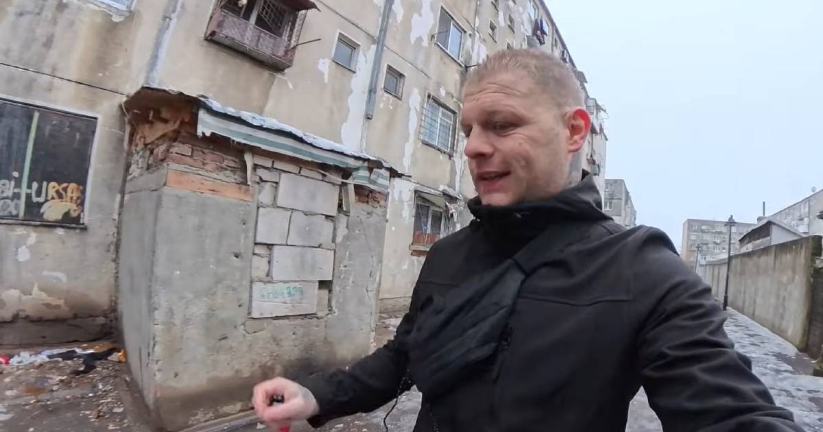 Vloggerul olandez Tom van den Heuvel, in Ferentari, București, ianuarie 2026, se vad in spate blocuridarapanate si multa mizerie
