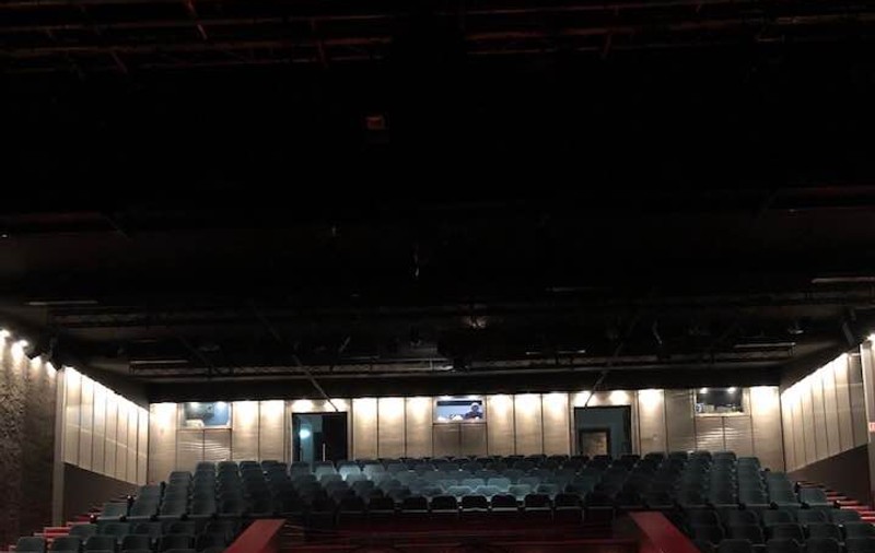 Teatrul Bulandra, în beznă din cauza unei pene de curent care a afectat centrul Capitalei. Oana Pellea: „Am jucat luminați de două lumânări. Și a fost magic”