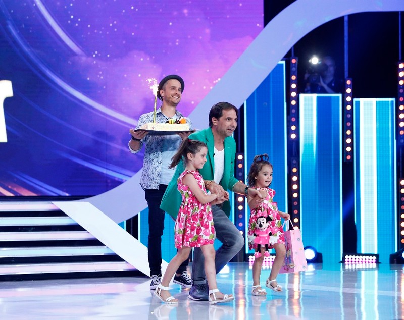 Pepe, sărbătorit pe platourile de filmare, la “Next Star”.  Maria și Rosa i-au făcut o surpriză tatălui lor, la aniversarea zilei de naștere | FOTO