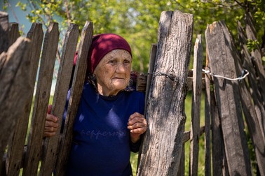 Joița se uită prin gardul său dărăpănat