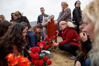 Albanezii din Kosovo jelesc în timpul ceremoniei ce marchează cea de-a 20-a comemorare a 113 bărbați uciși în timpul războiului din 1998-1999 în satul Krusha e Vogel, Kosovo, 26 martie 2019. 113 bărbați albanezi kosovari din sat au fost separați de familiile lor și executați la 26 martie 1999 de către forțele de securitate sârbe, 45 dintre ei sunt îngropați și 68, încă dispăruți. Foto: Profimedia