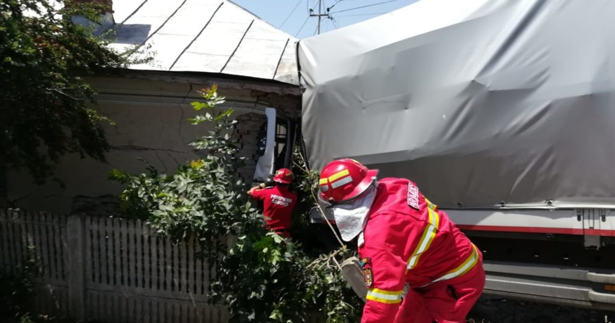 Un tir a intrat într-o casă în Dolj. Șoferul a murit pe loc. O fetiță de 7 ani care era în cabină a fost grav rănită!