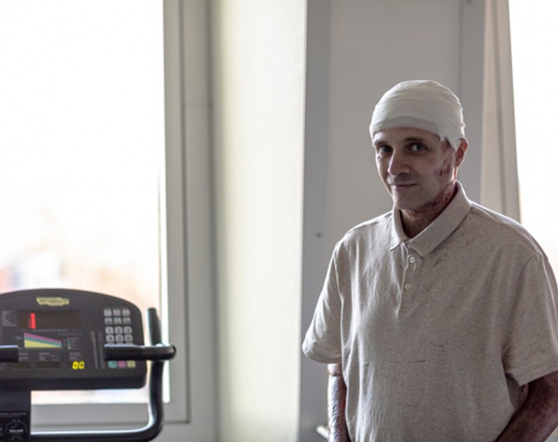 Primele imagini cu medicul-erou, după incendiul de la Piatra Neamț: „Astăzi pot să merg cu bicicleta”. Cătălin Denciu a început recuperarea