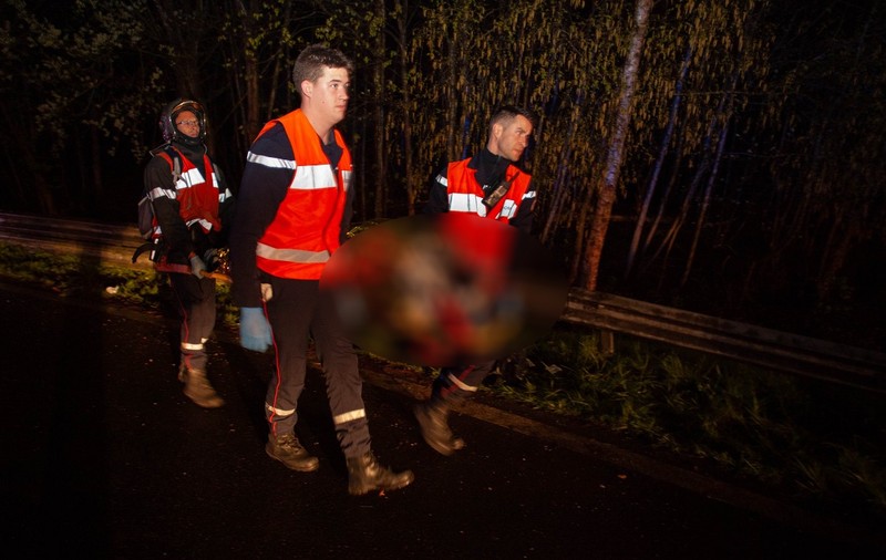 Un șofer român de TIR care cerea ajutor lângă camionul oprit a fost lovit de o mașină și aruncat 100 de metri, pe o șosea din Franța