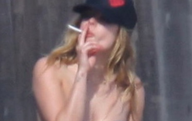 Avril Lavigne are o infecţie la gât, dar nu renunţă la cântat şi la fumat 