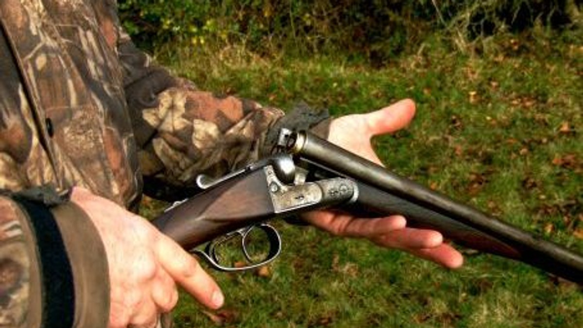 Un vânător din Dâmbovița s-a împușcat în genunchi. Vânător cu arma în mână, descărcată