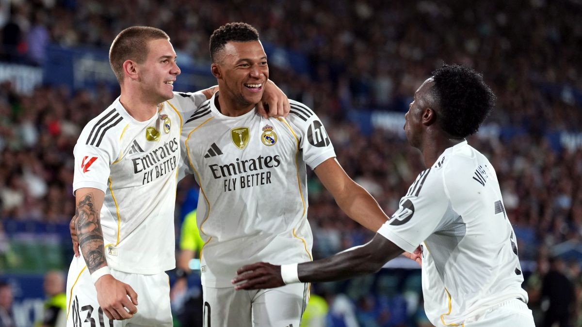 Kylian Mbappe sărbătorește marcarea celui de-al patrulea gol al echipei sale cu coechipierii Franco Mastantuono și Vinicius Junior în timpul meciului LaLiga EA Sports dintre Levante UD și Real Madrid CF de la Ciutat de Valencia, pe 23 septembrie 2025, la Valencia, Spania