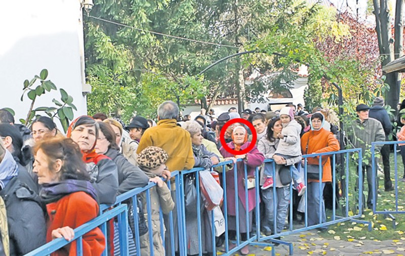 Foto | Ana Voronca, una dintre credincioasele care au venit la resfinţirea Schitului Darvari: "70 de ani am aşteptat să intru într-un altar"