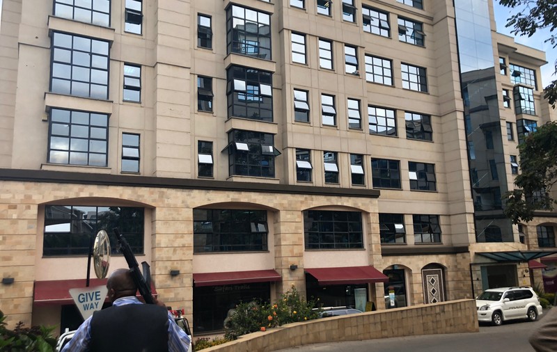 FOTO | Atac terorist cu explozii și focuri de armă la un hotel de lux din Kenya. "Oamenii fugeau speriați"