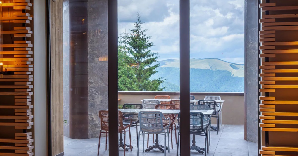 Vedere de pe terasa hotelului Radisson Blu Sinaia Cota 1400