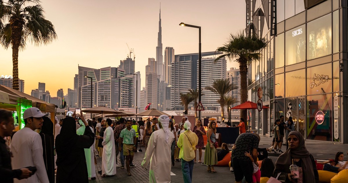 Turiști și localnici în Dubai