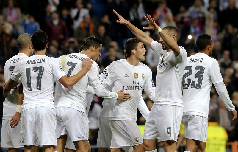 epa05060347 Real Madrid's French striker Karim Benzema (2-R) celebrates his goal during the UEFA Champions League soccer match between Real Madrid and Malmoe FF played at Santiago Bernabeu stadium in Madrid, Spain, 08 December 2015. EPA/BALLESTEROS