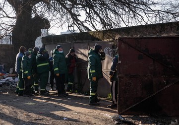 Muncitorii Primăriei Sectorului 5 se pregătesc să înceapă operaţiunea de dărâmare a garajelor