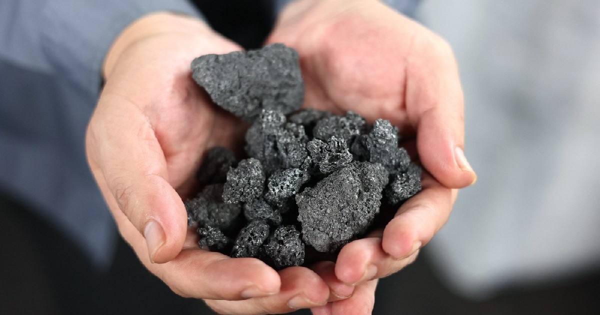 Un membru al personalului arată procesul de producție a cocsului calcinat în atelierul de producție al Zhonghai Graphite Co., din orașul Binzhou, provincia Shandong, China de Est, 9 septembrie 2024.