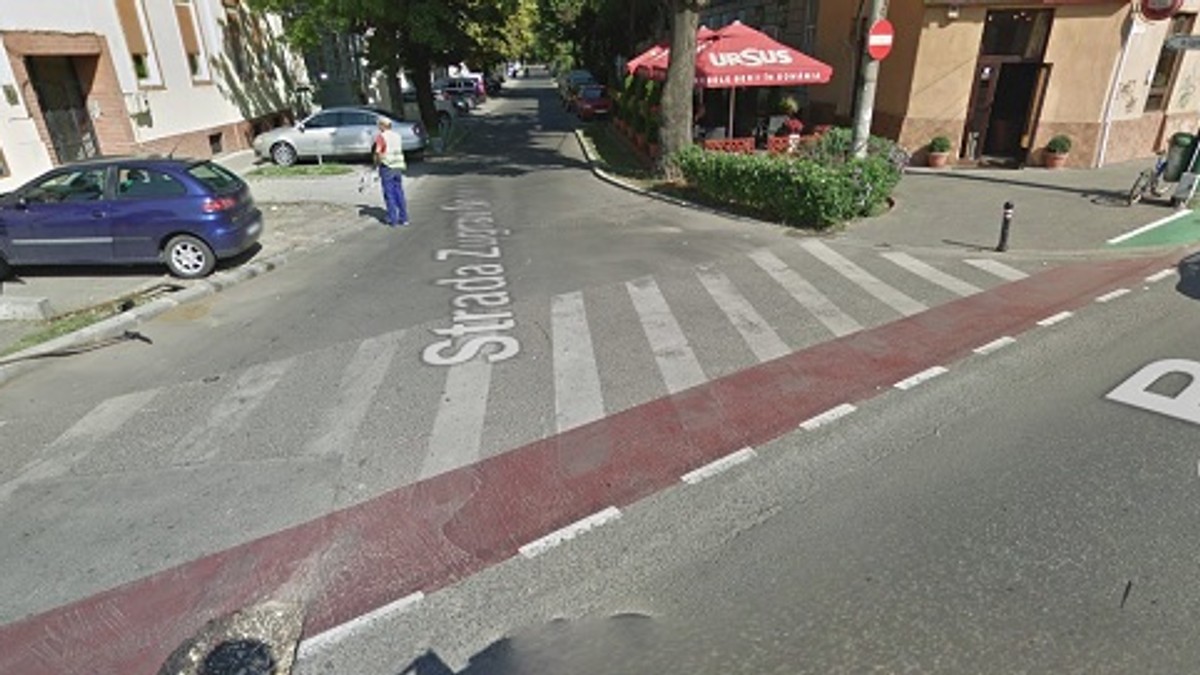 Un tânăr din Timișoara a fost lovit de mașina poliției pe o trecere de pietoni. Mergea pe trotinetă
