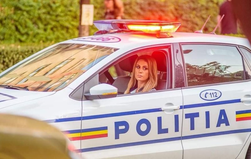 Tânără din București, jefuită de un bărbat cunoscut online. A legat-o la ochi şi de mâini, într-un joc sexual, și i-a furat bijuterii, carduri şi un telefon