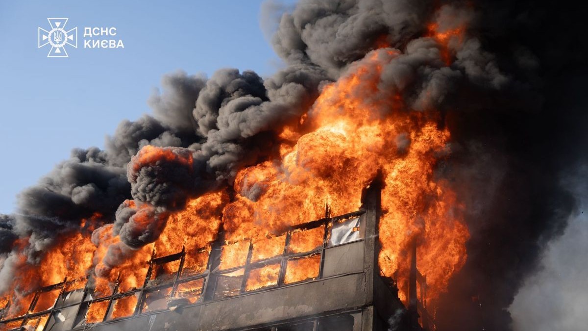 O clădire în flăcări în Kiev, după un atac de amploare al Rusiei în Ucraina, 9-10 iulie 2025