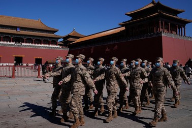 Personalul militar chinez defilează pe lângă Orașul Interzis, 5 martie 2022, la Beijing. China a anunțat că își va crește cheltuielile pentru apărare în 2022 cu 7,1%, până la 229 de miliarde de dolari, față de o creștere de 6,8% cu anul precedent. Foto: Profimedia