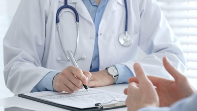 Prima zi de concediu medical va fi din nou plătită pentru bolnavii cronici și oncologici: „Am eliminat o mare nedreptate”