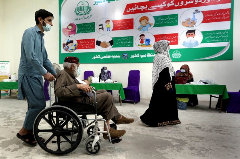 Foarte puțini pakistanezi au fost imunizați, autoritățile nu au suficiente doze | Foto: EPA