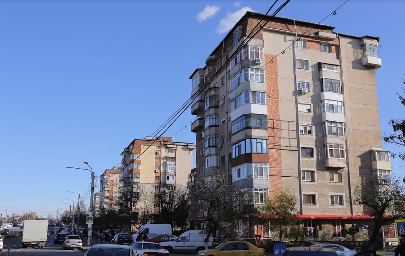 Blocurile reabilitate prin PNRR vor beneficia şi de panouri fotovoltaice pentru curentul de pe casa scării