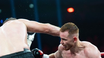 Arena DVTK vuiește în timp ce turneul HELL Boxing Kings debutează cu knockouturi, victorii și tribune pline